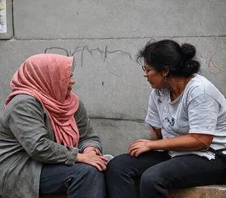 discussão entre mulheres em situação de rua