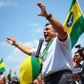 Flávio Bolsonaro comício Teófilo Otoni